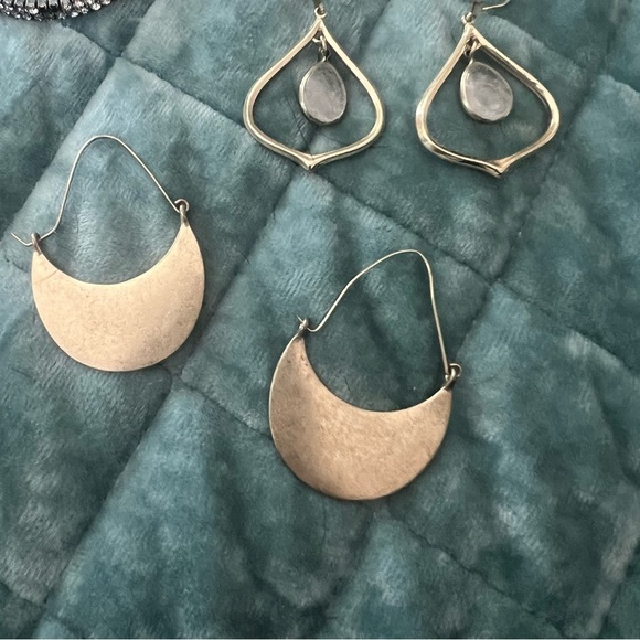 4 Pairs of Costume Jewelry Earrings - Picture 14 of 14